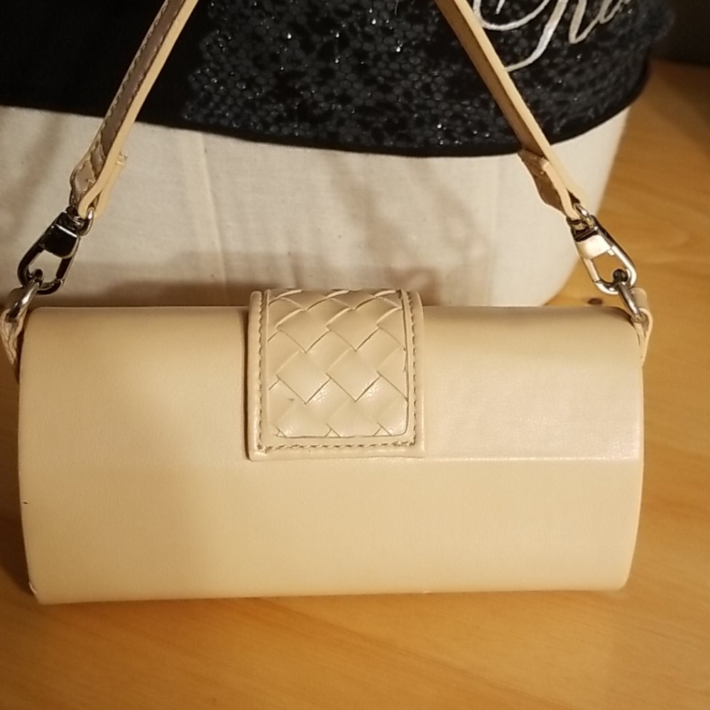 J.M. Hand Bag - Picture 4 of 7